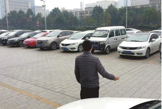 2月14日,张文毫(化名)在环球中心寻找他以租代购的汽车。